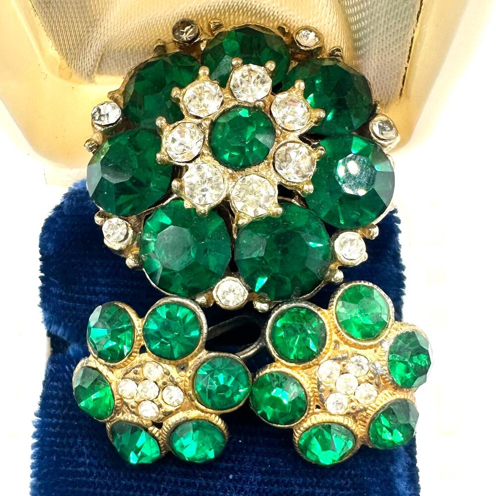 Vintage 1940s gold tone emerald green clear rhinestones brooch screw earrings